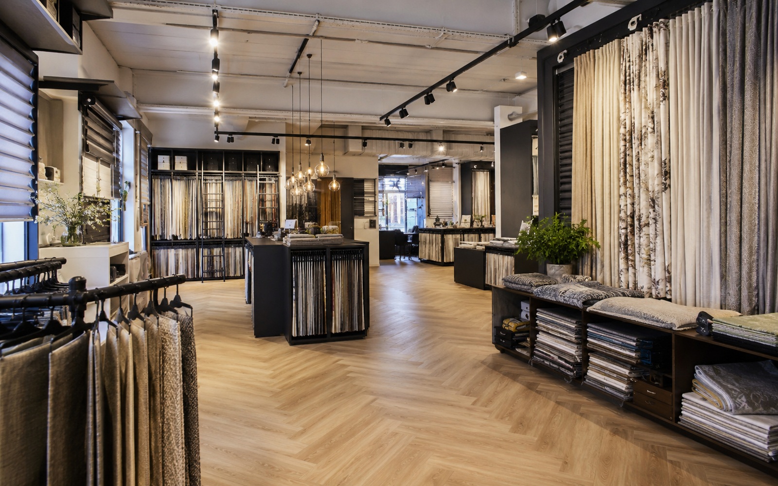 Showroom i Frederikshavn med gardiner og solafskærmning